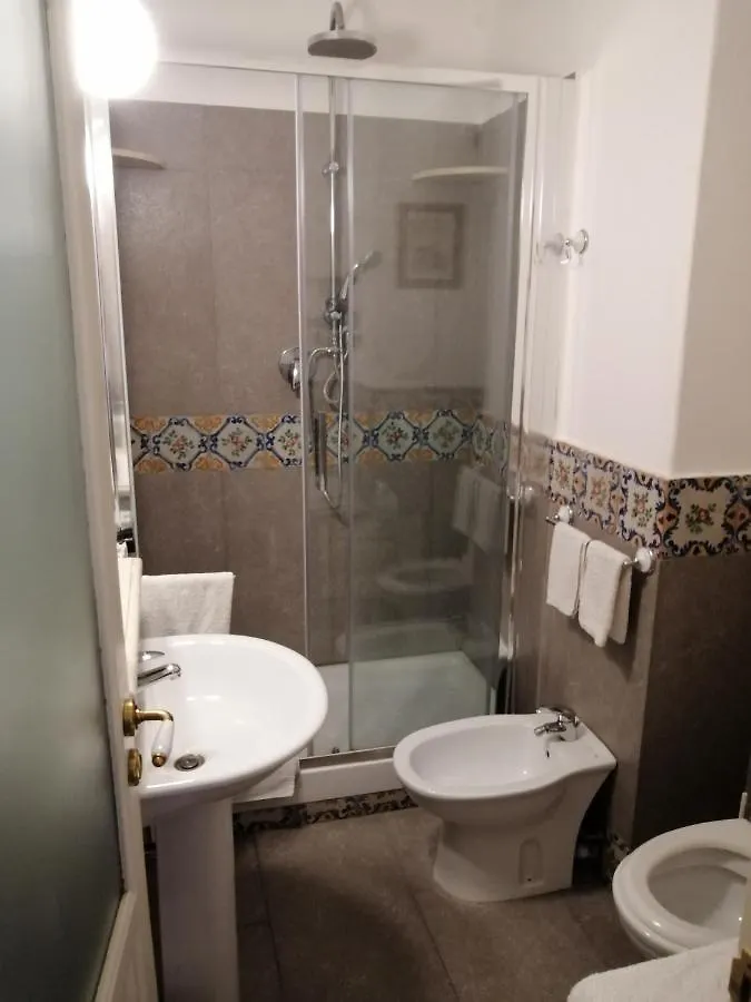 ***  לינה וארוחת בוקר פלרמו Palazzo Benso איטליה